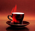 En kaffe kopp som brinner mot rödbakgrund