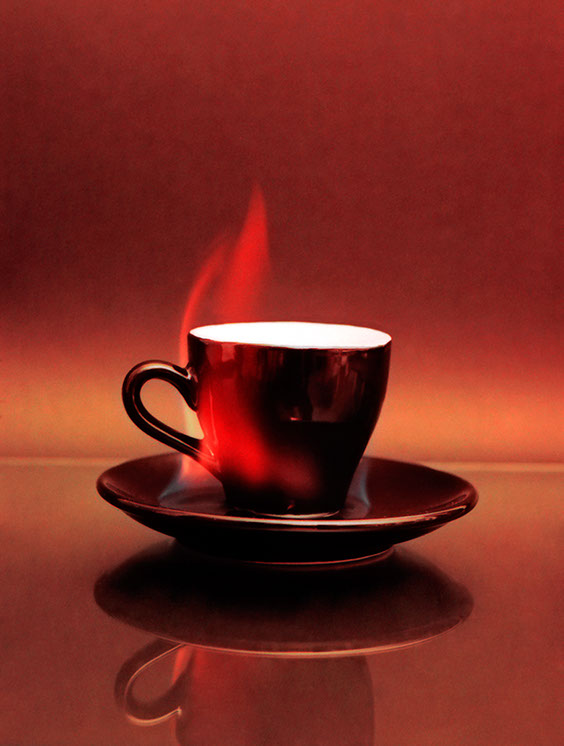 Produktfotografi av en kaffekopp som brinner