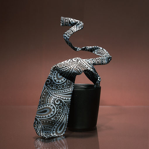 Produktfotografi av en slips som växer ur en blomkruka