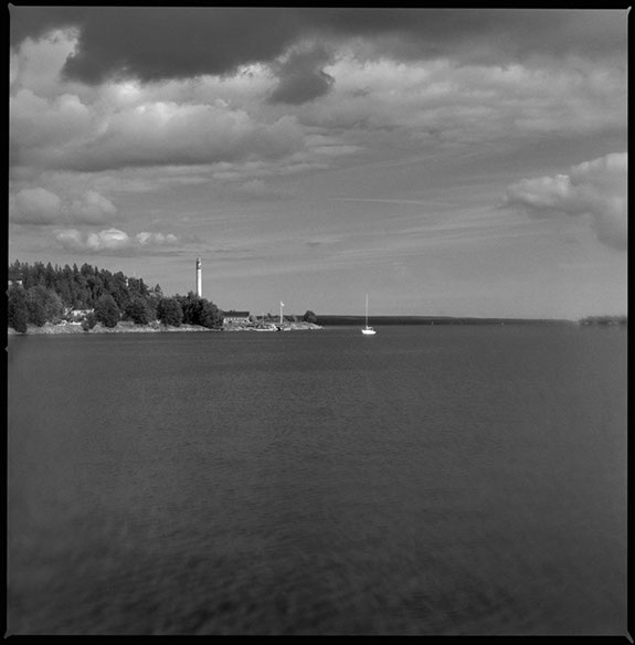 Fotografi på en segelbåt ingående mot Hudiksvalls hamn
