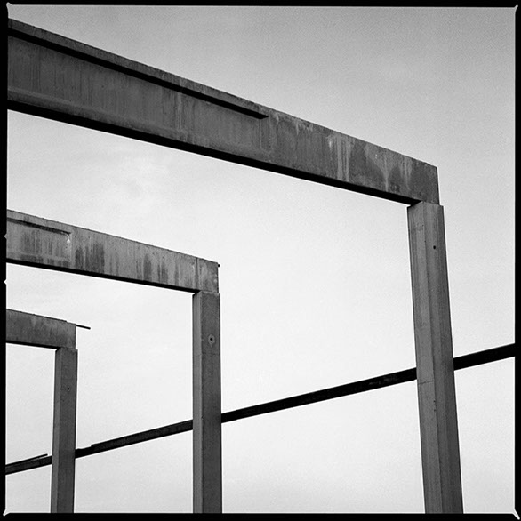 Fotografi av cementpelare på Håstaholmen i Hudiksvall