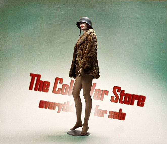 Skyltdocka iklädd med päls och militärhjälm 