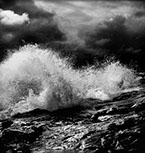 Ett fotografi av en stor dramatisk våg som slår in över Söröns östra klippor utanför Enånger