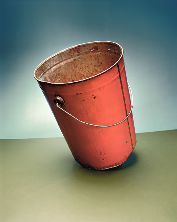 Fotografi på en rostig hink