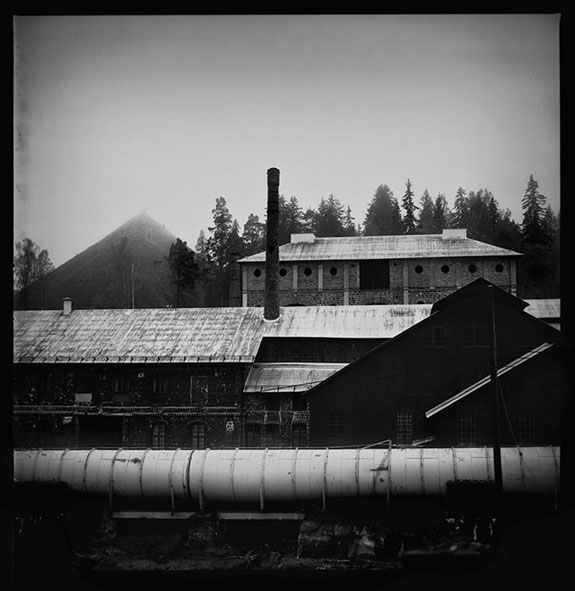 Fottografi på Iggesunds järnbruksmuseum, tagit i dimma