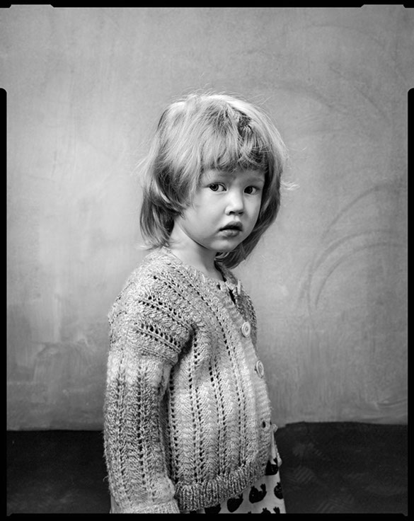 Barnporträtts fotografering i Hudiksvall, fotograferat av fotograf Henrik Peltonen