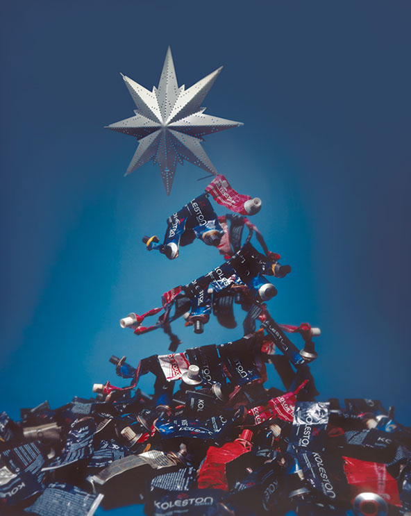 Reklamfotografi av en julgran gjord av tomma koleston tuber