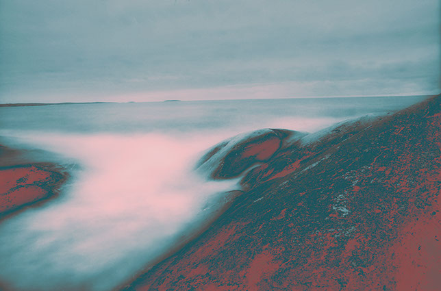 Split tonat fotografi på klippor vid Söröns norra sida