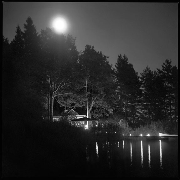 Pilströms stuga under ljusnatten i Iggesunds skärgård