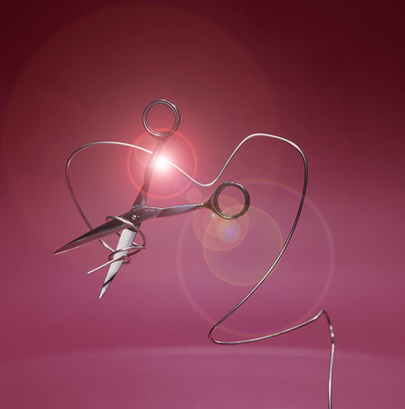 Produktfotografi av ett konstverk gjort av en frisör sax och ståltråd