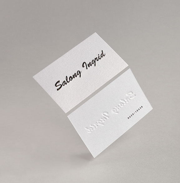 Positivt präglat visitkort, offset tryckt på Papyrus papper Curious metallics White gold.