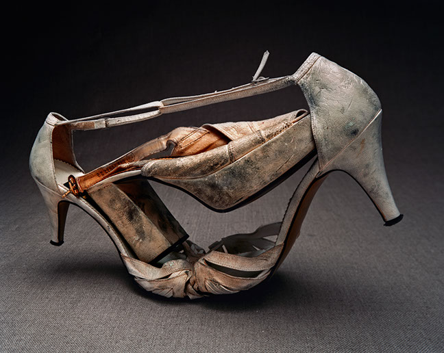 Produktfotografi av två förbrukade dansskor som har dragkamp om en tredje sko