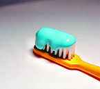 En gul tandborste med tandkräm 