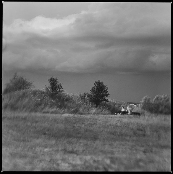 Ett fotografi av ett fikande par nedanför Köpmanberget i Hudiksvall