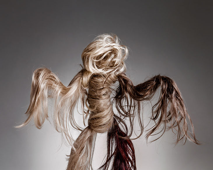 Reklamfotografi av ett monster gjord av löshår.